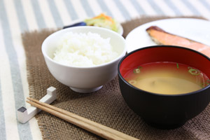 [無料写真] ご飯とみそ汁の朝食