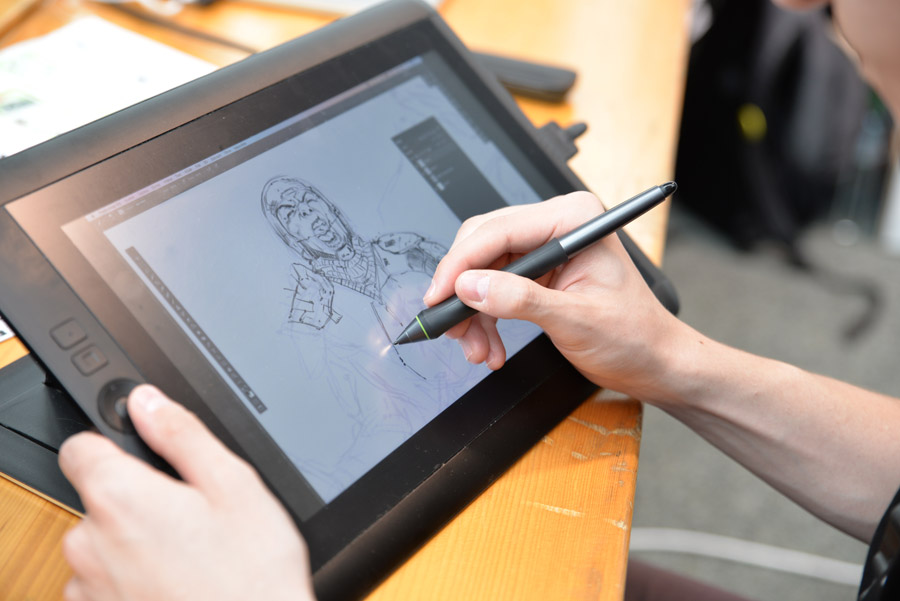 無料写真 タブレットpcで漫画を描く漫画家 パブリックドメインq 著作権フリー画像素材集