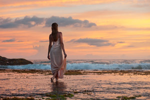 [フリー写真] 夕暮れのビーチに立つ女性の後ろ姿