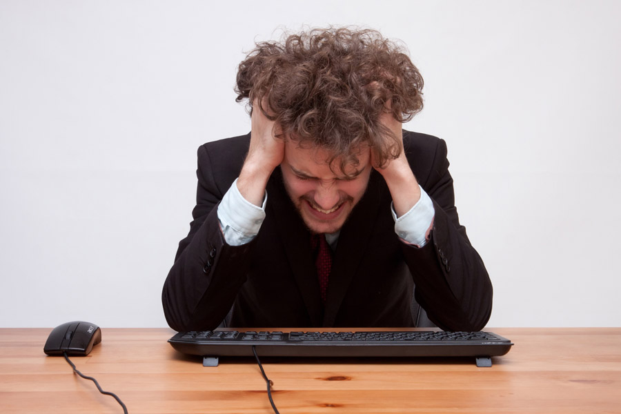 フリー写真, CC0 写真, 人物（写真）, 男性（写真）, 外国人男性, 若い男性, ポートレイト, シリーズ（361）, ビジネス, 仕事, 職業, ビジネスマン, メンズスーツ, 頭を抱える, キーボード（PC）, 失敗, オフィス, 会社