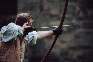 [無料写真] 弓を引く外国人男性
