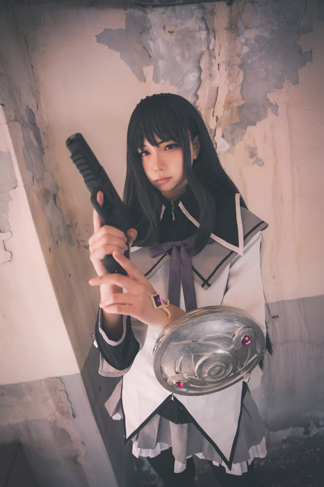 フリー写真 暁美ほむらのコスプレ姿で拳銃を持つ台湾人女性 パブリックドメインq 著作権フリー画像素材集