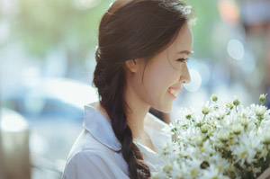 [無料写真] 花束を持った笑顔のベトナム人女性の横顔