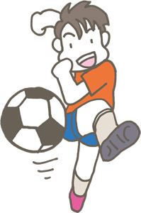 シュートするサッカー少年