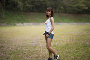 デニムのショートパンツのポケットに親指をかける女性