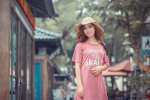フリー写真 ピンクのロングTシャツを着たベトナム人女性