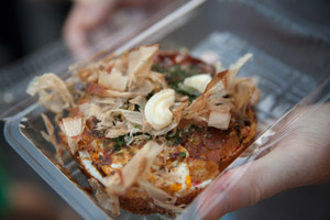 フリー写真 パックに入ったお好み焼き