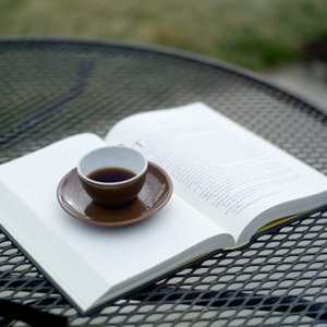フリー写真 開いた本の上に置かれたコーヒー