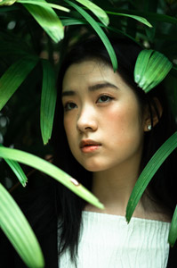 フリー写真 緑色の長い葉と中国人女性の顔