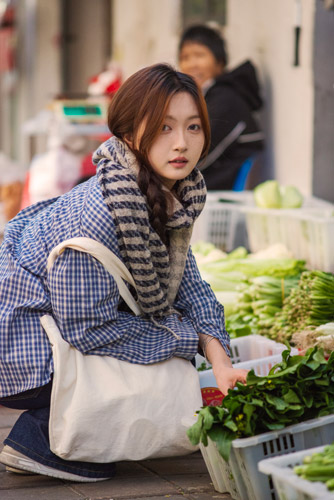 フリー写真, 人物（写真）, 女性（写真）, アジア人女性, 若い女性, ポートレイト, 中国人, シリーズ（1514）, マフラー姿, しゃがむ, 八百屋