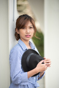 フリー写真 黒い帽子を抱える台湾人女性