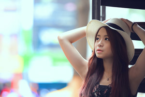 フリー写真 見上げる帽子を被った台湾人女性