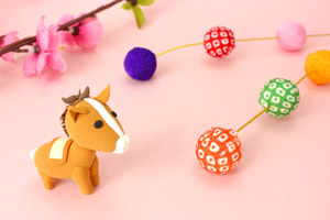 フリー写真 馬の粘土細工とお正月飾り