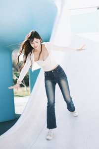 フリー写真 立ちながら滑り台を滑る台湾人女性