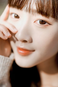 フリー写真 頬に手を当てた台湾人女性の顔のアップ