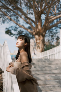 フリー写真 階段の手すりの前に立っている台湾人女性