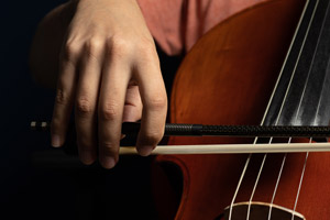 フリー写真 チェロを弾く手のアップ