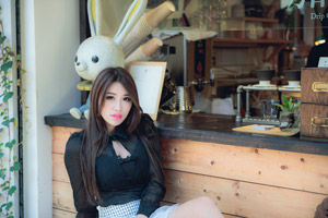 フリー写真 珈琲店の前に座る台湾人女性