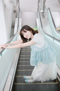 フリー写真 エスカレーターに乗る台湾人女性