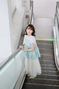 フリー写真 エスカレーターに乗って下る台湾人女性