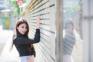 フリー写真 塀に手をついて立つ台湾人女性