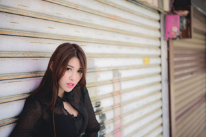 フリー写真 シャッターの前に立つ台湾人女性