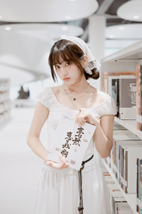 フリー写真 図書館の本を持つ台湾人女性