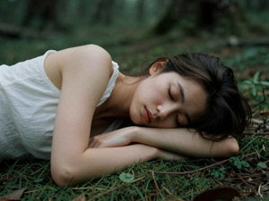 AI画像 森で横たって眠る女性