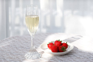 フリー写真 シャンパンとイチゴ