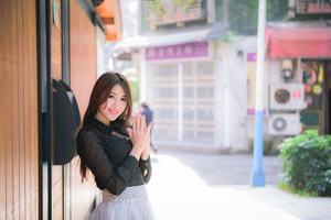 フリー写真 建物の前で両手を合わす台湾人女性