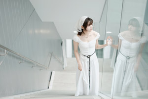 フリー写真 階段のガラス壁の前に立つ台湾人女性