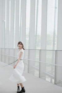 フリー写真 白い建物と白い服を着た台湾人女性