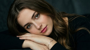 AI画像 手の上に顔をのせて突っ伏す外国人女性