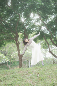 フリー写真 両手を広げて体を傾ける台湾人女性