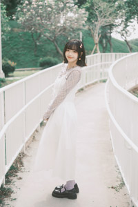 フリー写真 通路に立つ白のワンピース姿の台湾人女性