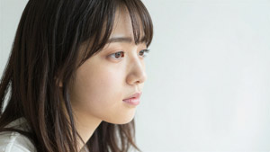 AI画像 横を向いた若いアジア人女性の顔のアップ