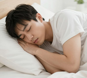 AI画像 手を合わせて眠っているアジア人男性