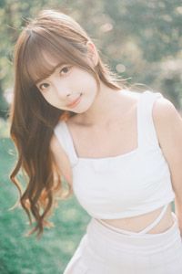 フリー写真 首を傾けたタンクトップ姿の台湾人女性