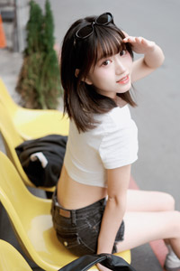 フリー写真 椅子に座って手をかざす台湾人女性