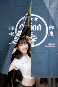 フリー写真 暖簾の間の台湾人女性