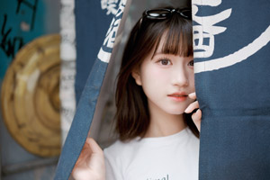 フリー写真 暖簾の間から顔を出す台湾人女性
