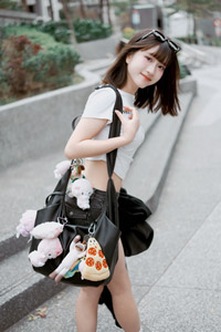 フリー写真 ぬいぐるみチャームがたくさんついた鞄を肩にかける台湾人女性