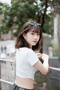 フリー写真 サングラスを頭にかけて後ろを振り返る台湾人女性