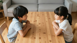 AI画像 食卓に腕を置いて話している兄と妹