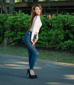 フリー写真 黒いハイヒールを履いて公園に立つ台湾人女性