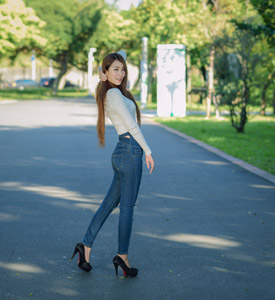 フリー写真 髪を抑えながら振り返る台湾人女性
