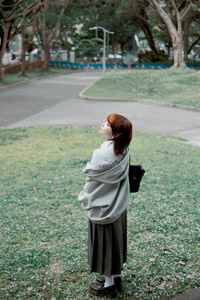 フリー写真 公園の芝生の上に立つ台湾人女性