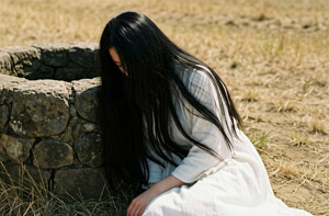 AI画像 古井戸に寄り掛かる黒髪ロングの女性