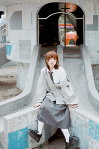 フリー写真 すべり台のレーンの間に座る台湾人女性