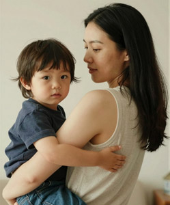 AI画像 ママに抱かれた男の子